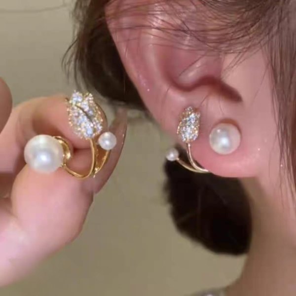 Pearl Zircon Korean Flower Earrings – Elegant Floral Design