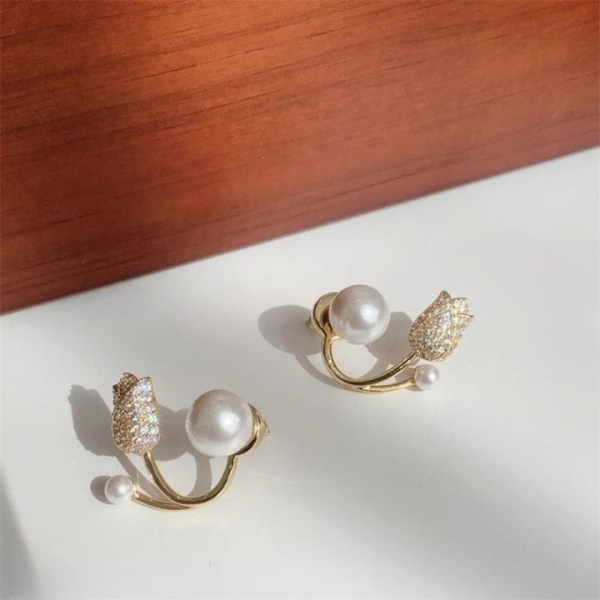 Pearl Zircon Korean Flower Earrings – Elegant Floral Design