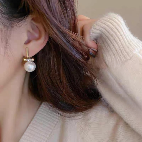 Elegant Pearl Drop Earrings – Stylish Dangle Design