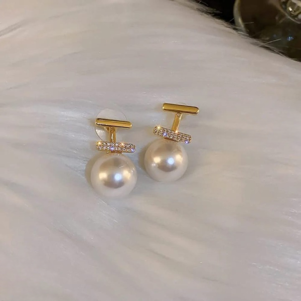 Elegant Pearl Drop Earrings – Stylish Dangle Design