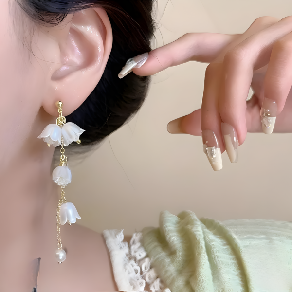 Pearl Korean Flower Earrings – Elegant White Floral Design