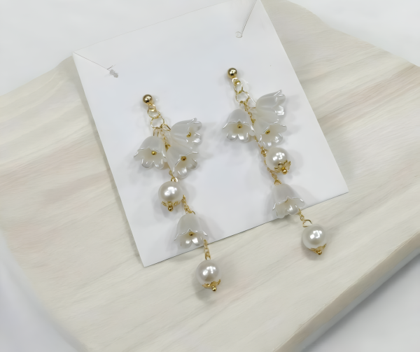 Pearl Korean Flower Earrings – Elegant White Floral Design